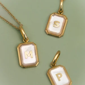 New SINGULARU Charm Personalizado Letter Nácar Baño Oro