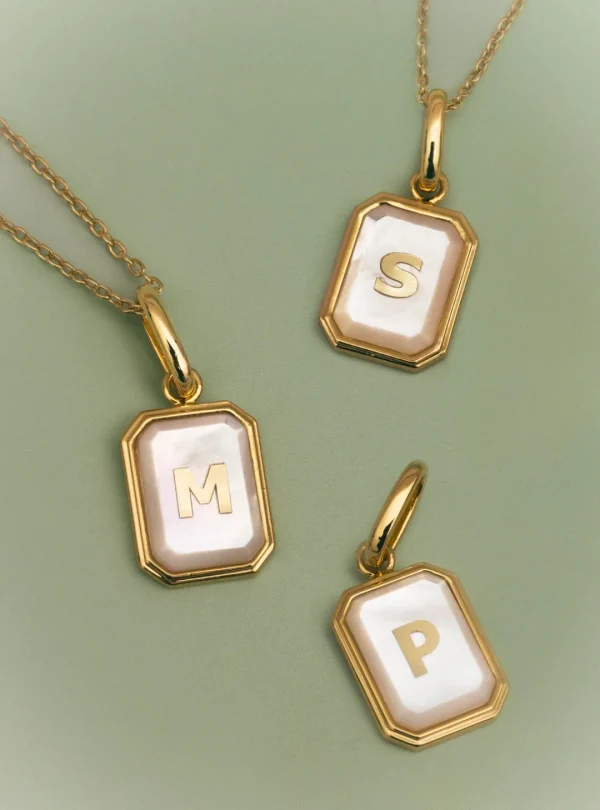 New SINGULARU Charm Personalizado Letter Nácar Baño Oro