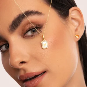 New SINGULARU Charm Personalizado Letter Nácar Baño Oro